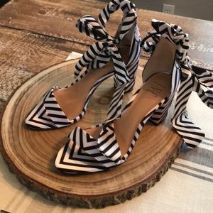 NEW INC International Concepts black/white heel